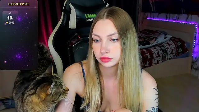 Snapshot of BiMolly chatting on September 30, 2025, 10:15 pm BiMolly online show from September 30, 2025, 10:15 pm