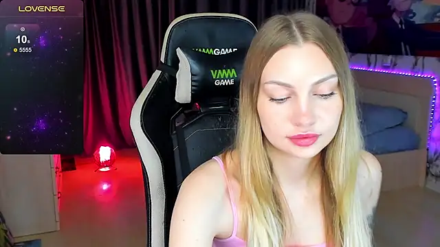 Snapshot of BiMolly chatting on October 14, 2025, 6:31 pm BiMolly online show from October 14, 2025, 6:31 pm