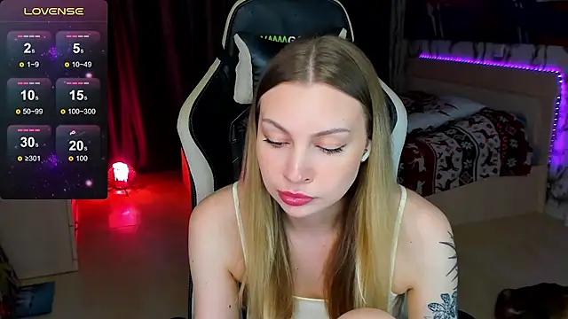 Snapshot of BiMolly chatting on October 15, 2025, 8:53 pm BiMolly online show from October 15, 2025, 8:53 pm