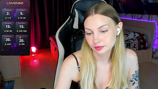 Snapshot of BiMolly chatting on October 17, 2025, 4:31 pm BiMolly online show from October 17, 2025, 4:31 pm