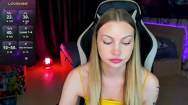 Snapshot of BiMolly chatting on October 19, 2025, 3:23 pm BiMolly online show from October 19, 2025, 3:23 pm