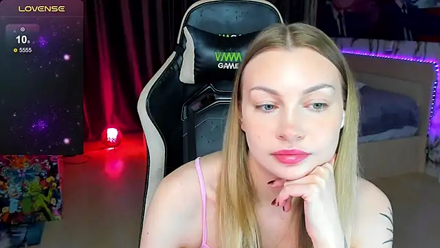 Snapshot of BiMolly chatting on October 25, 2025, 4:46 pm BiMolly online show from October 25, 2025, 4:46 pm