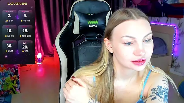 Snapshot of BiMolly chatting on November 13, 2025, 9:36 pm BiMolly online show from November 13, 2025, 9:36 pm