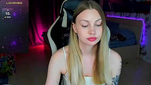 Snapshot of BiMolly chatting on December 5, 2025, 3:09 pm BiMolly online show from December 5, 2025, 3:09 pm