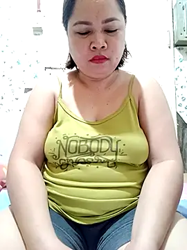 XXLorie 02 online show from October 6, 2025, 9:12 pm