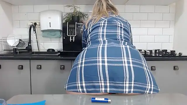 erikaerika online show from February 4, 2025, 1:16 pm