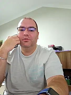 Snapshot of Andrew1900529 chatting on October 15, 2025, 6:24 am Andrew1900529 online show from October 15, 2025, 6:24 am