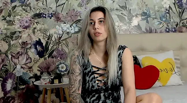 Snapshot of RoseDiamond06 chatting on February 5, 2025, 2:05 pm RoseDiamond06 online show from February 5, 2025, 2:05 pm