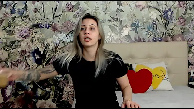 Snapshot of RoseDiamond06 chatting on February 11, 2025, 12:37 pm RoseDiamond06 online show from February 11, 2025, 12:37 pm