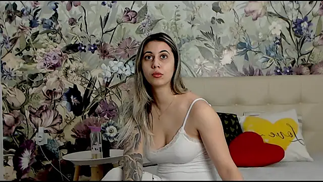 Snapshot of RoseDiamond06 chatting on February 12, 2025, 4:11 pm RoseDiamond06 online show from February 12, 2025, 4:11 pm