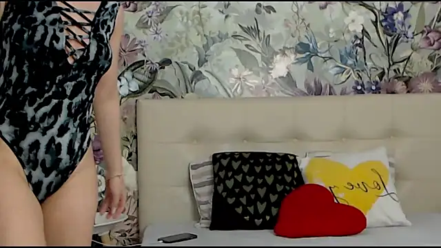 Snapshot of RoseDiamond06 chatting on February 13, 2025, 1:59 pm RoseDiamond06 online show from February 13, 2025, 1:59 pm