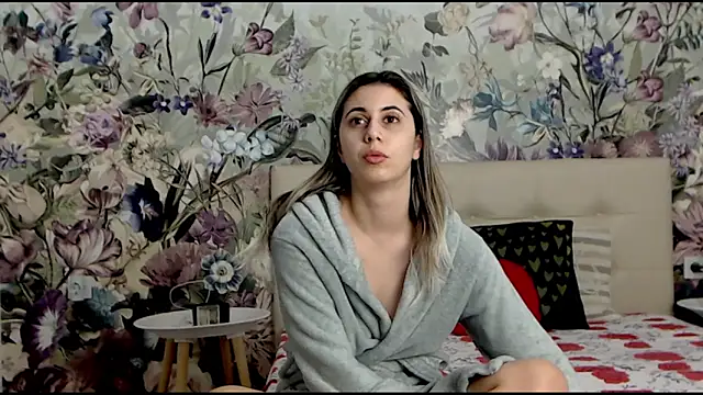 Snapshot of RoseDiamond06 chatting on February 18, 2025, 9:09 pm RoseDiamond06 online show from February 18, 2025, 9:09 pm