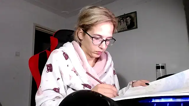 SexxyLety online show from September 25, 2025, 8:01 pm