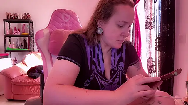 kisicaxx online show from November 11, 2025, 7:52 am