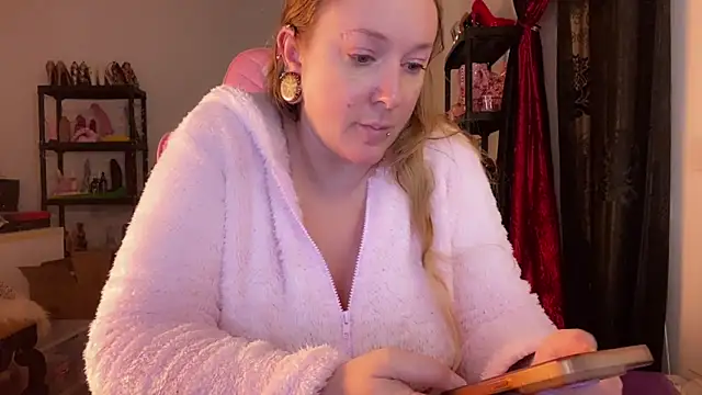 kisicaxx online show from November 13, 2025, 6:29 pm