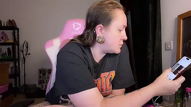 Snapshot of kisicaxx chatting on November 18, 2025, 5:01 am kisicaxx online show from November 18, 2025, 5:01 am