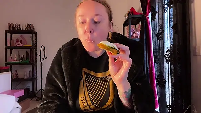 kisicaxx online show from November 26, 2025, 3:24 pm