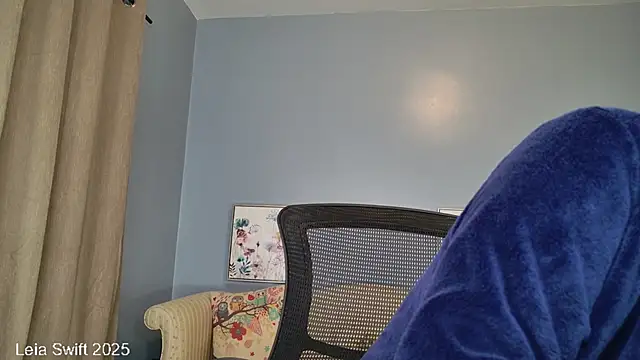 Snapshot of LeiaSwift chatting on March 7, 2025, 12:01 pm LeiaSwift online show from March 7, 2025, 12:01 pm