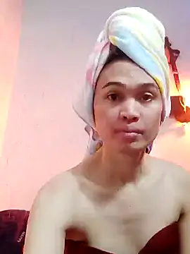 Snapshot of QueenSoreal chatting on February 13, 2025, 5:44 pm QueenSoreal online show from February 13, 2025, 5:44 pm