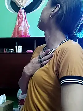 Snapshot of QueenSoreal chatting on October 29, 2025, 5:25 pm QueenSoreal online show from October 29, 2025, 5:25 pm