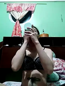 Snapshot of QueenSoreal chatting on November 7, 2025, 4:51 pm QueenSoreal online show from November 7, 2025, 4:51 pm