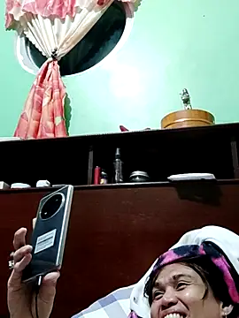 Snapshot of QueenSoreal chatting on November 14, 2025, 3:22 pm QueenSoreal online show from November 14, 2025, 3:22 pm