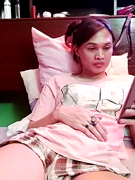 Snapshot of QueenSoreal chatting on December 1, 2025, 7:52 pm QueenSoreal online show from December 1, 2025, 7:52 pm