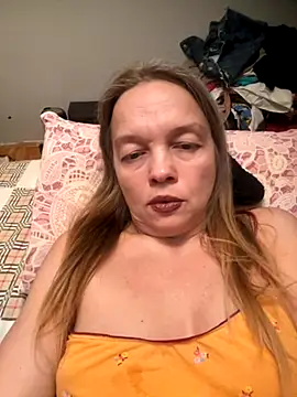 Snapshot of Susanel chatting on November 18, 2025, 8:35 pm Susanel online show from November 18, 2025, 8:35 pm