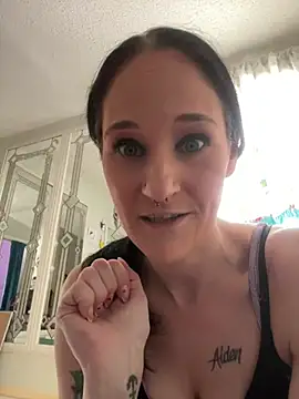 lolabunny9 online show from February 7, 2025, 4:24 pm