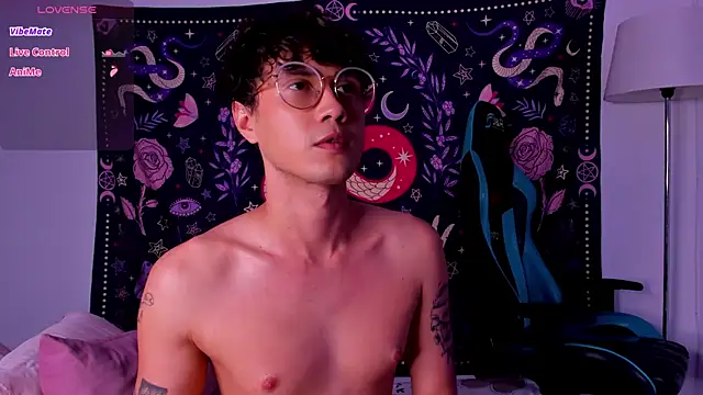 Snapshot of LeaneSeb chatting on December 20, 2024, 1:54 pm LeaneSeb online show from December 20, 2024, 1:54 pm