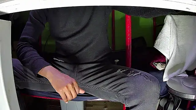 Snapshot of Walltaz chatting on October 29, 2025, 4:48 am Walltaz online show from October 29, 2025, 4:48 am