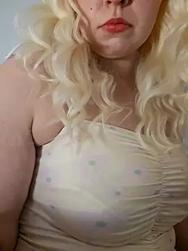 Snapshot of NikiFm chatting on November 25, 2025, 5:40 am NikiFm online show from November 25, 2025, 5:40 am