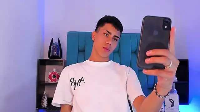 Snapshot of AlanNaughty chatting on December 21, 2024, 8:32 pm AlanNaughty online show from December 21, 2024, 8:32 pm