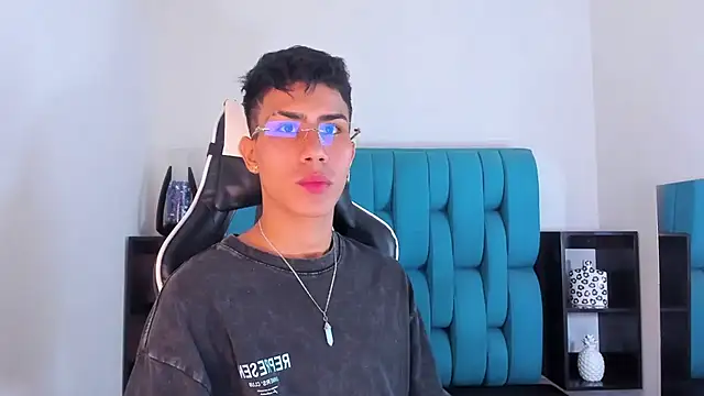 Snapshot of AlanNaughty chatting on January 24, 2025, 10:51 pm AlanNaughty online show from January 24, 2025, 10:51 pm