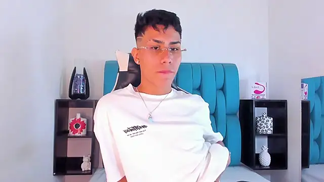 Snapshot of AlanNaughty chatting on January 25, 2025, 10:18 pm AlanNaughty online show from January 25, 2025, 10:18 pm