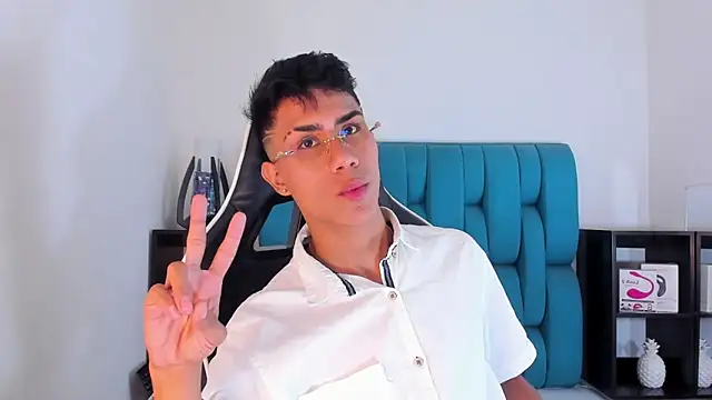 Snapshot of AlanNaughty chatting on February 5, 2025, 8:57 pm AlanNaughty online show from February 5, 2025, 8:57 pm