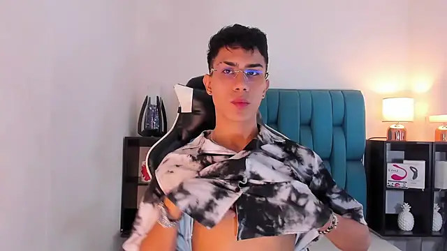 Snapshot of AlanNaughty chatting on February 13, 2025, 4:32 am AlanNaughty online show from February 13, 2025, 4:32 am