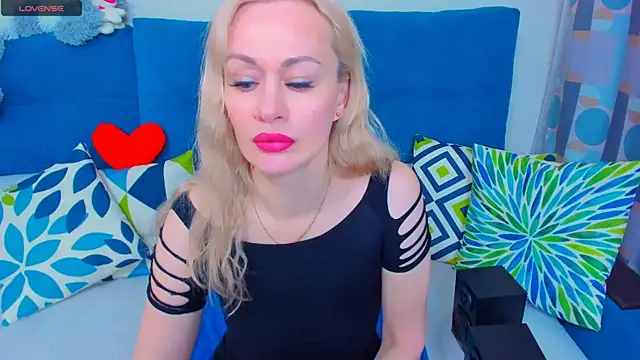 Snapshot of EllenMoore chatting on December 10, 2024, 6:11 am EllenMoore online show from December 10, 2024, 6:11 am