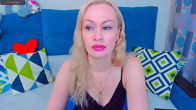 Snapshot of EllenMoore chatting on December 11, 2024, 2:41 am EllenMoore online show from December 11, 2024, 2:41 am