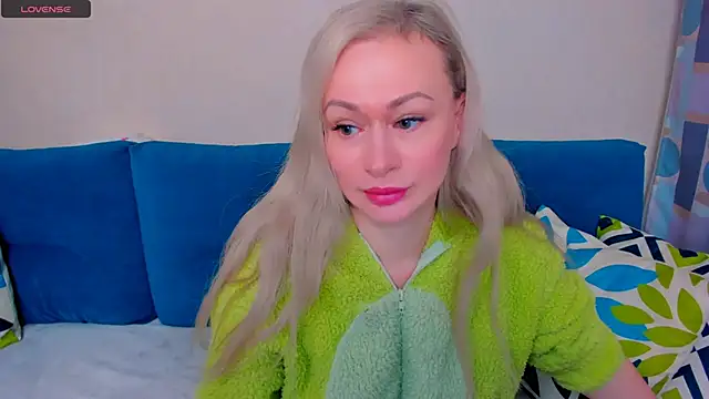 Snapshot of EllenMoore chatting on October 3, 2025, 3:03 am EllenMoore online show from October 3, 2025, 3:03 am
