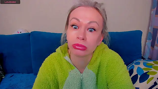 Snapshot of EllenMoore chatting on October 10, 2025, 3:05 am EllenMoore online show from October 10, 2025, 3:05 am