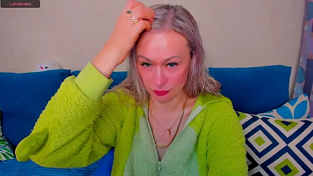 Snapshot of EllenMoore chatting on October 19, 2025, 3:07 am EllenMoore online show from October 19, 2025, 3:07 am