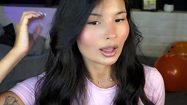 Snapshot of ErikaSoft chatting on October 28, 2025, 1:58 pm ErikaSoft online show from October 28, 2025, 1:58 pm