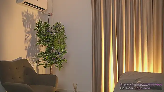 Snapshot of AlyonaX chatting on November 17, 2025, 8:14 pm AlyonaX online show from November 17, 2025, 8:14 pm