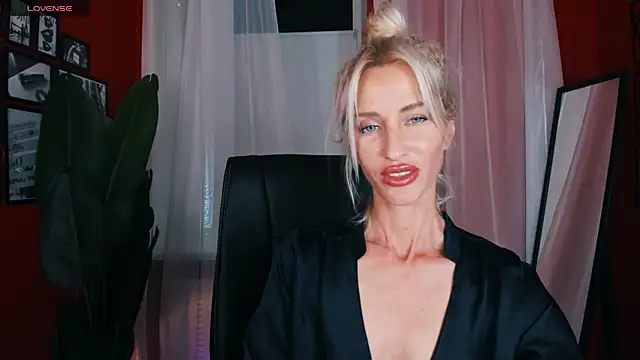 Snapshot of CindySw chatting on September 13, 2025, 10:37 am CindySw online show from September 13, 2025, 10:37 am