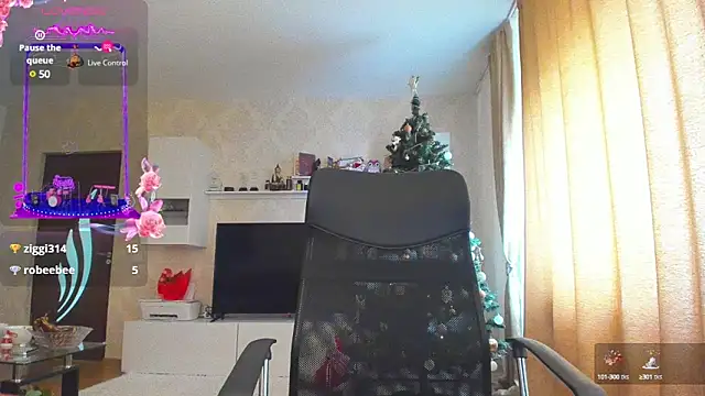 Snapshot of hot_evil_queen chatting on December 2, 2024, 10:39 am hot evil queen online show from December 2, 2024, 10:39 am