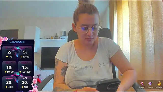 Snapshot of hot_evil_queen chatting on March 6, 2025, 8:30 am hot evil queen online show from March 6, 2025, 8:30 am