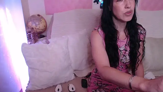 Snapshot of -carla- chatting on October 10, 2025, 4:33 am -carla- online show from October 10, 2025, 4:33 am