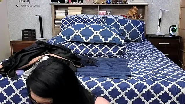 Snapshot of Rayna chatting on February 21, 2025, 1:22 am Rayna online show from February 21, 2025, 1:22 am