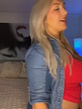 Snapshot of LittleMissEeve chatting on October 19, 2025, 12:00 am LittleMissEeve online show from October 19, 2025, 12:00 am